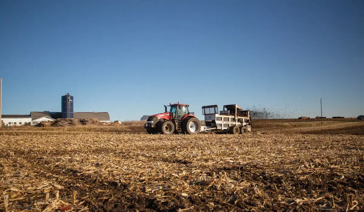 KUHN HP 150 & 160 ProPush® Hydraulic-Push Manure Spreader spraying field