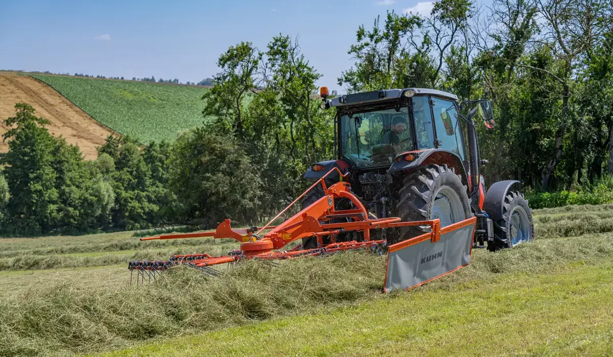 GA 4201 / 4401 Single-Rotor, Mounted Rotary Rake attached to tractor rear, in field