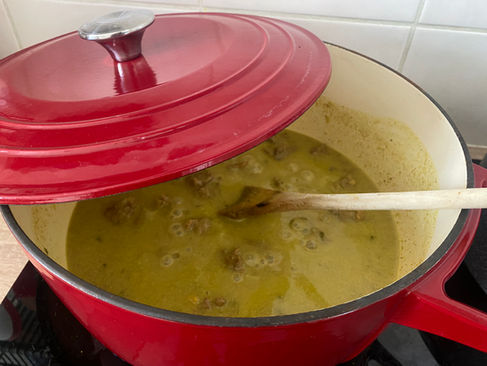 Le curry de bœuf mijote