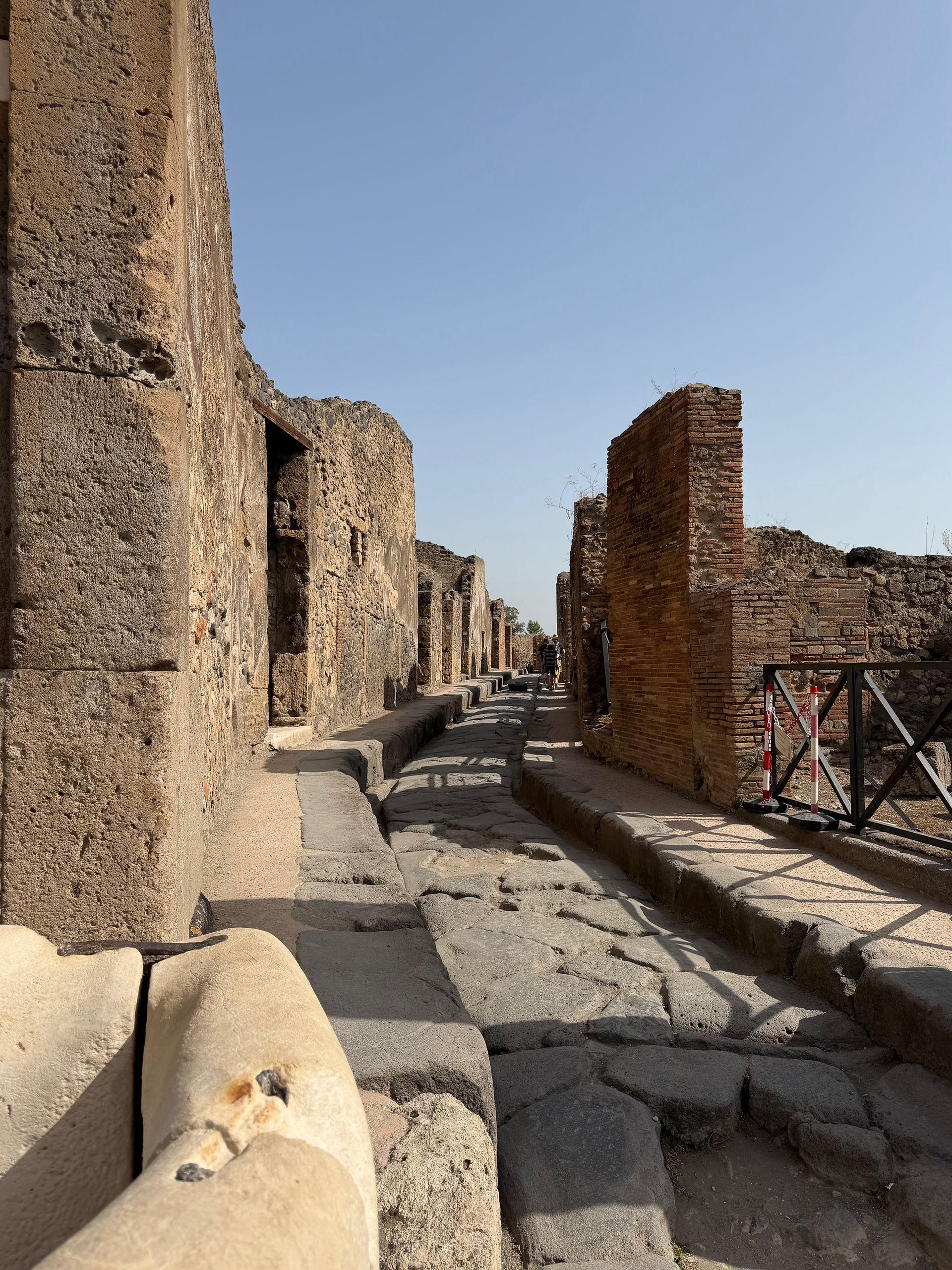 road of the ancient city of pompeii
