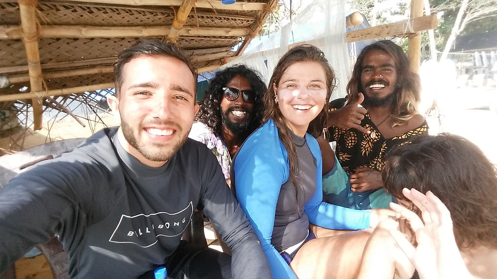 Bei Surf Mania in Weligama, Sri Lanka - Bella im Glück