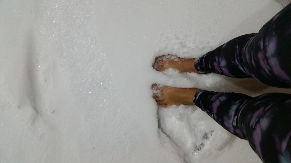 Barfuß im Schnee in Colorado - Bella im Glück