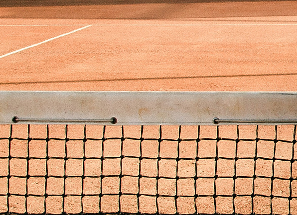 Tennis-Spieler auf Sandplatz