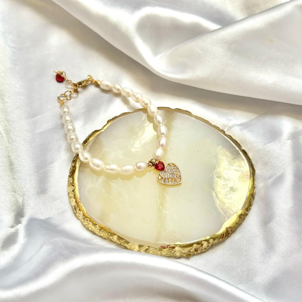 PULSEIRA PÉROLAS COM PINGENTE CORAÇÃO