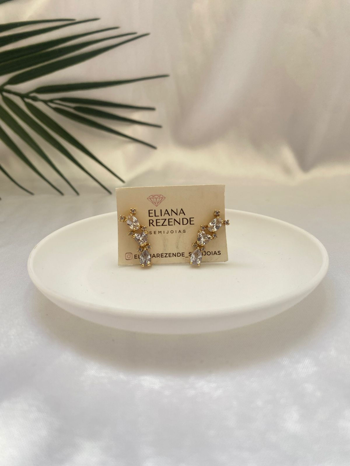 BRINCO EAR CUFF EM ZIRCÔNIAS CRISTAL