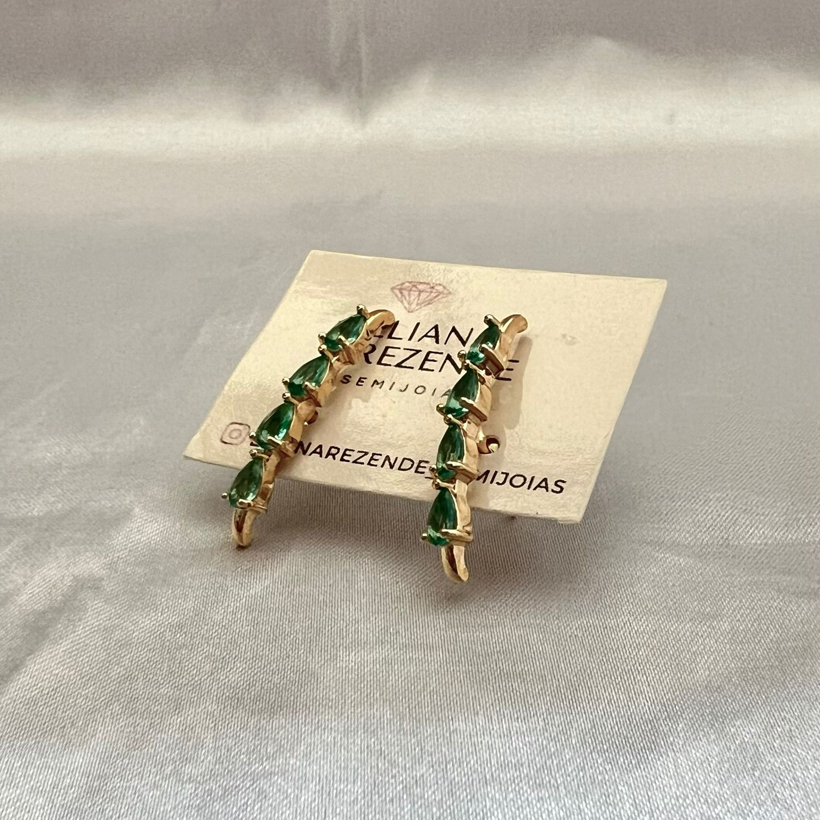 BRINCO EAR HOOK EM ZIRCÔNIAS VERDES