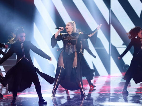 Ronela Hajati wins 60th Festivali i Kenges and will represent Albania at Eurovision 2022 with Sekret