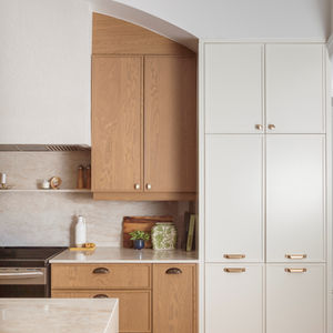Cuisine sur mesure en chêne blanc avec comptoir et dosseret en Dekton, design intérieur par Dimanche Design à Québec