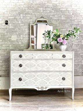 Diamond Flourish Stencil Schablone, Kreidefarbe mit Schablone auf Schrank