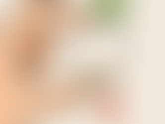 A simple illustration showing a hand holding a tooth by the crown (the white, top part), not the root. A red "X" is over the root, and a green checkmark is over the crown