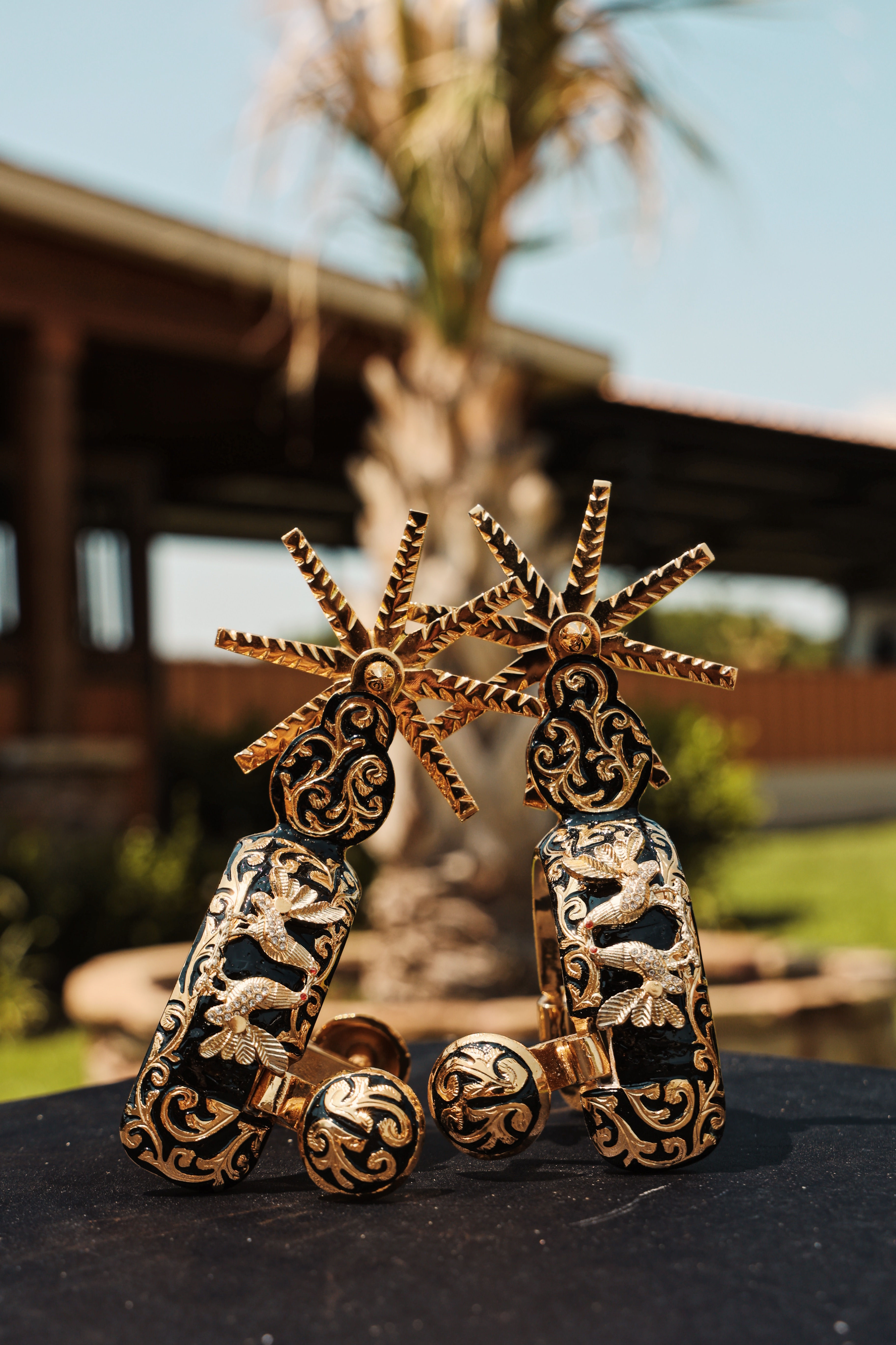 ESPUELAS LOS GALLOS (ORO FONDO NEGRO)