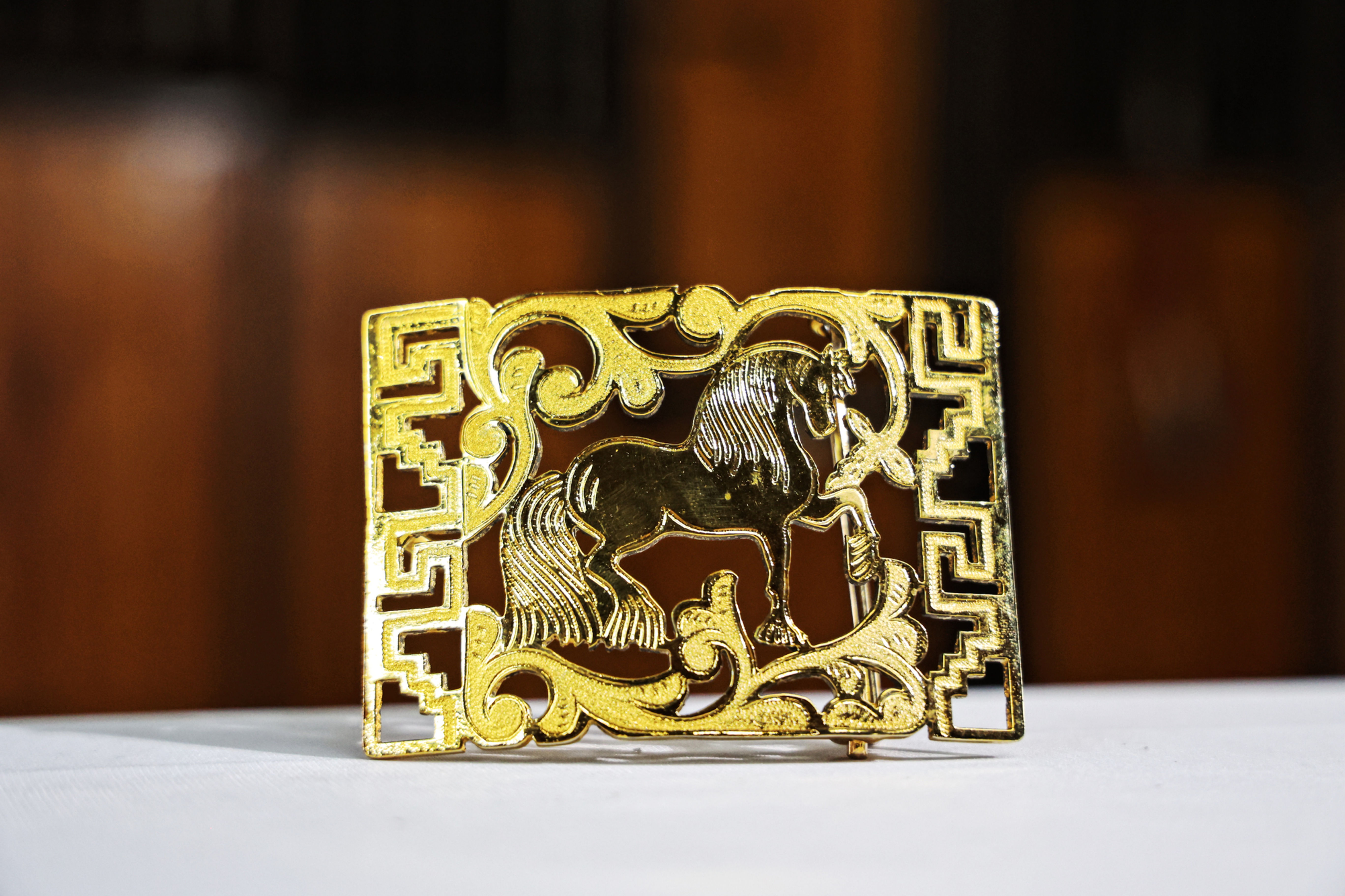 Hebilla Caballo Frison (Fondo de Oro)