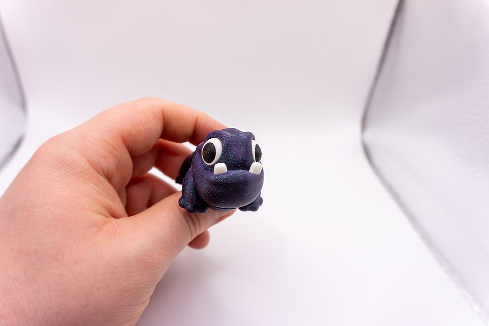 Thumbnail: Threep – Flexi Alien Pet Keychain - held in hand