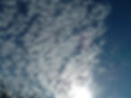 Altocumulus stratiformis perlucidus mit mehrheitlich getrennten Haufen
