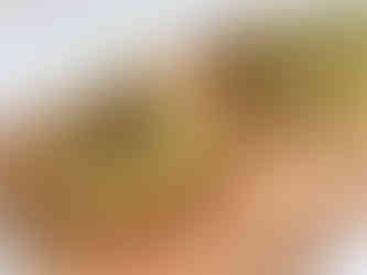 Höllerküchle auf einer Holzunterlage