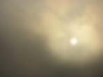 Stratus nebulosus translucidus: Beachte den scharfen Sonnenrand