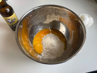 Herstellung des Bierteigs für die Höllerküchle