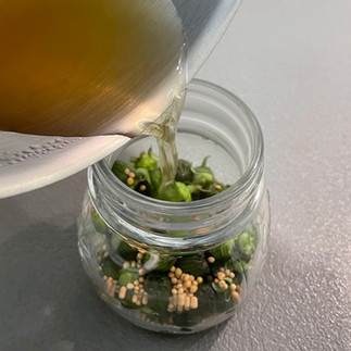 bei den Falschen Kapern wird der heisse Essig in die Gläser mit den Blütenknospen drin eingefüllt