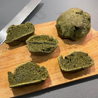 Brot, dem Streckmehl aus getrockneten Laubblättern dazugegeben wurden