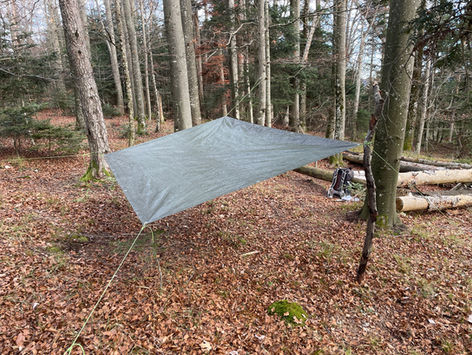 Tarpaufbau, Campbau, Umgang mit Plane im Outdoor-Bereich: Aufbauvariante Schrägdach