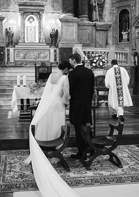 Momento del sí quiero en iglesia histórica de Rubielos de Mora