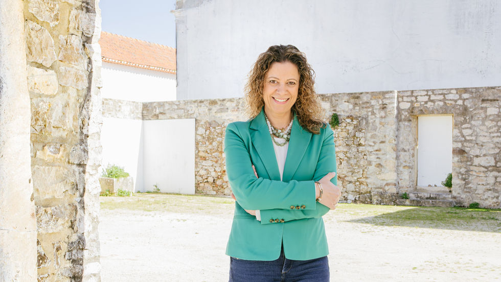 Natural do Vimeiro e com percurso no poder local, Liliana Sousa chega ao Parlamento após anos de ligação à comunidade.