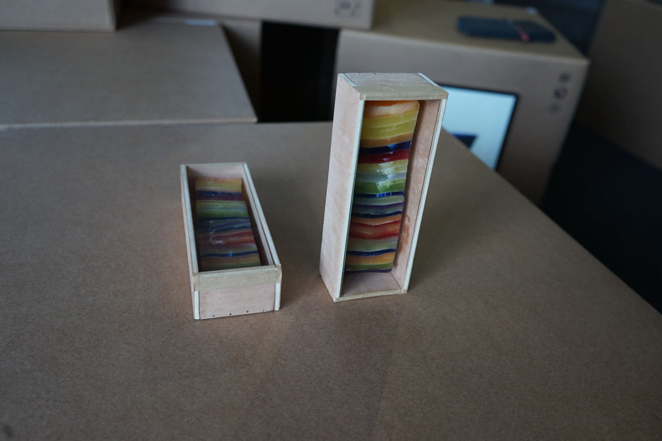 Carotte d'émotion crée par Mona barbagli Carotte d’émotion est une pièce d’art contemporain de mona barbagli qui parle d’émotion et qui parle  aussi d’analyse , les émotions sont des couleurs, et elles sont archivé en une carotte de sédiments . 