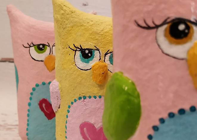 ינשופים צבעוניים בעבודת יד מעיסת נייר מתוך חוג יצירה לילדים