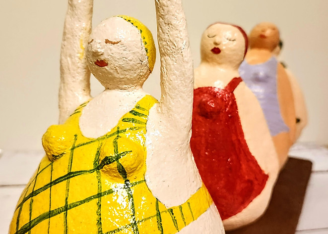 פסלי נשים מעיסת נייר מתוך קבוצ