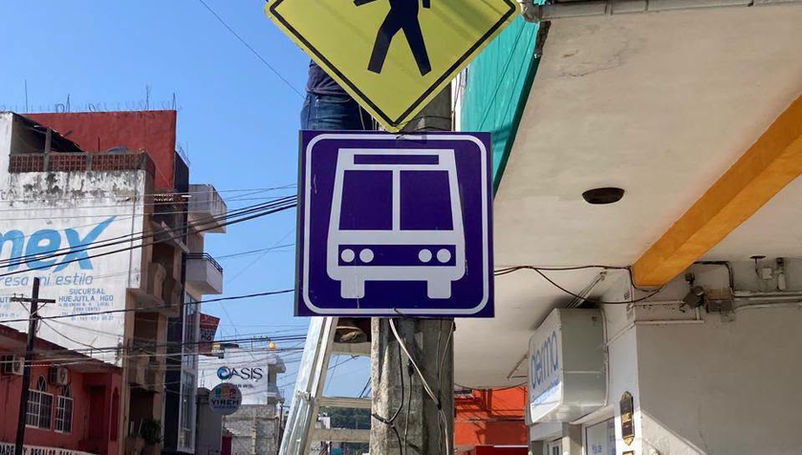 Refuerzan seguridad vehicular con balizamiento y señalética en Huejutla