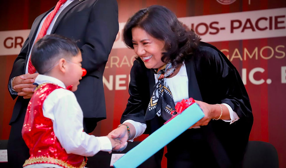 Niños graduados celebrando con sus diplomas del programa Sigamos Aprendiendo en el Hospital.