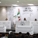 Niñas y niños del DIF utilizando togas y usando el mazo judicial en el Tribunal Superior de Justicia del Estado de Hidalgo.
