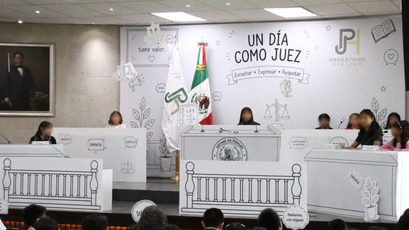 Niñas y niños del DIF utilizando togas y usando el mazo judicial en el Tribunal Superior de Justicia del Estado de Hidalgo.