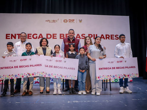 Entrega Edda Vite becas PILARES a niñez de la región Pachuca