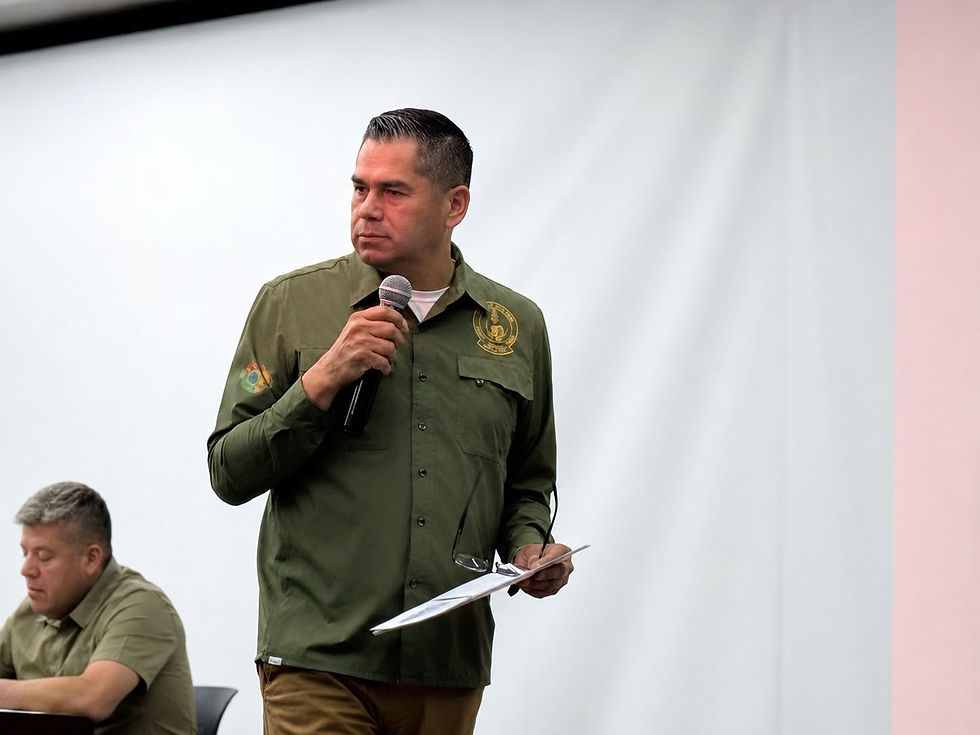 El secretario de Seguridad Pública de Hidalgo, Salvador Cruz Neri, dialogando con presidentes municipales durante la reunión de seguridad.