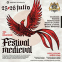 Actores recreando un combate de caballeros con espadas y escudos en el festival medieval dentro de los jardines florales.