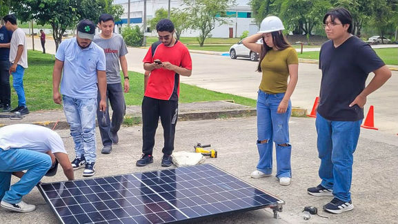 Estudiantes de Huejutla se capacitan para llevar energía solar a zonas aisladas