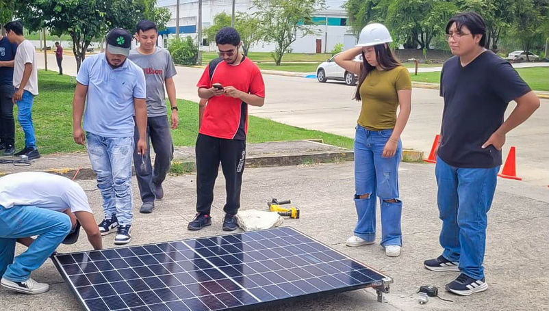 Estudiantes de Huejutla se capacitan para llevar energía solar a zonas aisladas