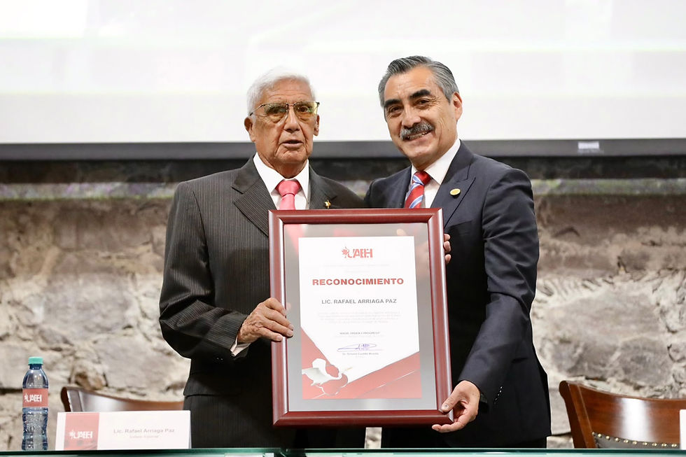 El rector Octavio Castillo entregando un reconocimiento al licenciado Rafael Arriaga Paz en la Universidad Autónoma de Hidalgo.