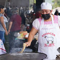 Expositores sirviendo consomé y platillos tradicionales durante el Festival de la Barbacoa del Valle del Mezquital en Hidalgo.