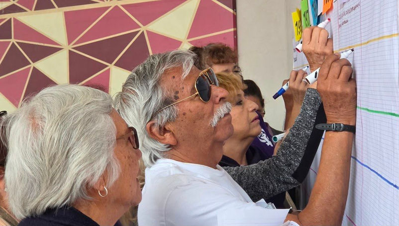 Personas mayores participando en dinámicas de estimulación cognitiva coordinadas por los Centros Gerontológicos Integrales
