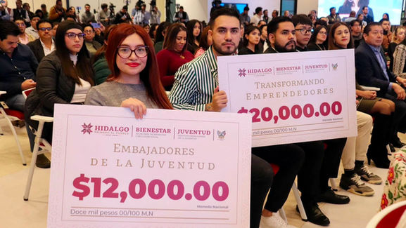Jóvenes hidalguenses sonrientes sosteniendo sus constancias de participación del programa Embajadores Juventud 2026.