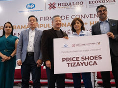 Emprendedores locales firmando los contratos de financiamiento del programa Impulso Nafin+Hidalgo para sus empresas.
