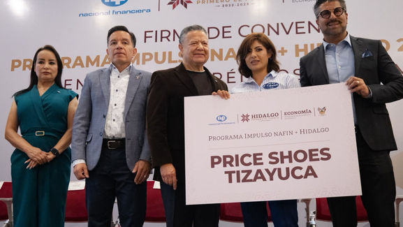 Emprendedores locales firmando los contratos de financiamiento del programa Impulso Nafin+Hidalgo para sus empresas.