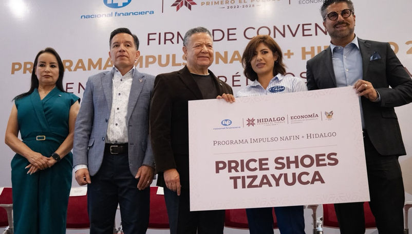Emprendedores locales firmando los contratos de financiamiento del programa Impulso Nafin+Hidalgo para sus empresas.