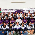 Estudiantes de la Universidad Politécnica Metropolitana de Hidalgo entusiasmados con sus maletas antes de abordar su vuelo internacional.