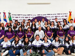 Estudiantes de la Universidad Politécnica Metropolitana de Hidalgo entusiasmados con sus maletas antes de abordar su vuelo internacional.