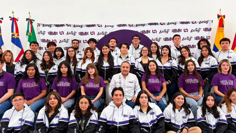 Estudiantes de la Universidad Politécnica Metropolitana de Hidalgo entusiasmados con sus maletas antes de abordar su vuelo internacional.