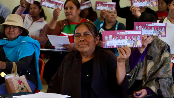 Ciudadanos en ventanilla recibiendo sus tarjetas bancarias de apoyos del gobierno por parte de la Secretaría de Bienestar e Inclusión Social