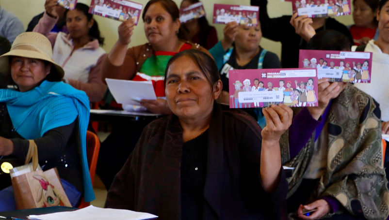 Ciudadanos en ventanilla recibiendo sus tarjetas bancarias de apoyos del gobierno por parte de la Secretaría de Bienestar e Inclusión Social
